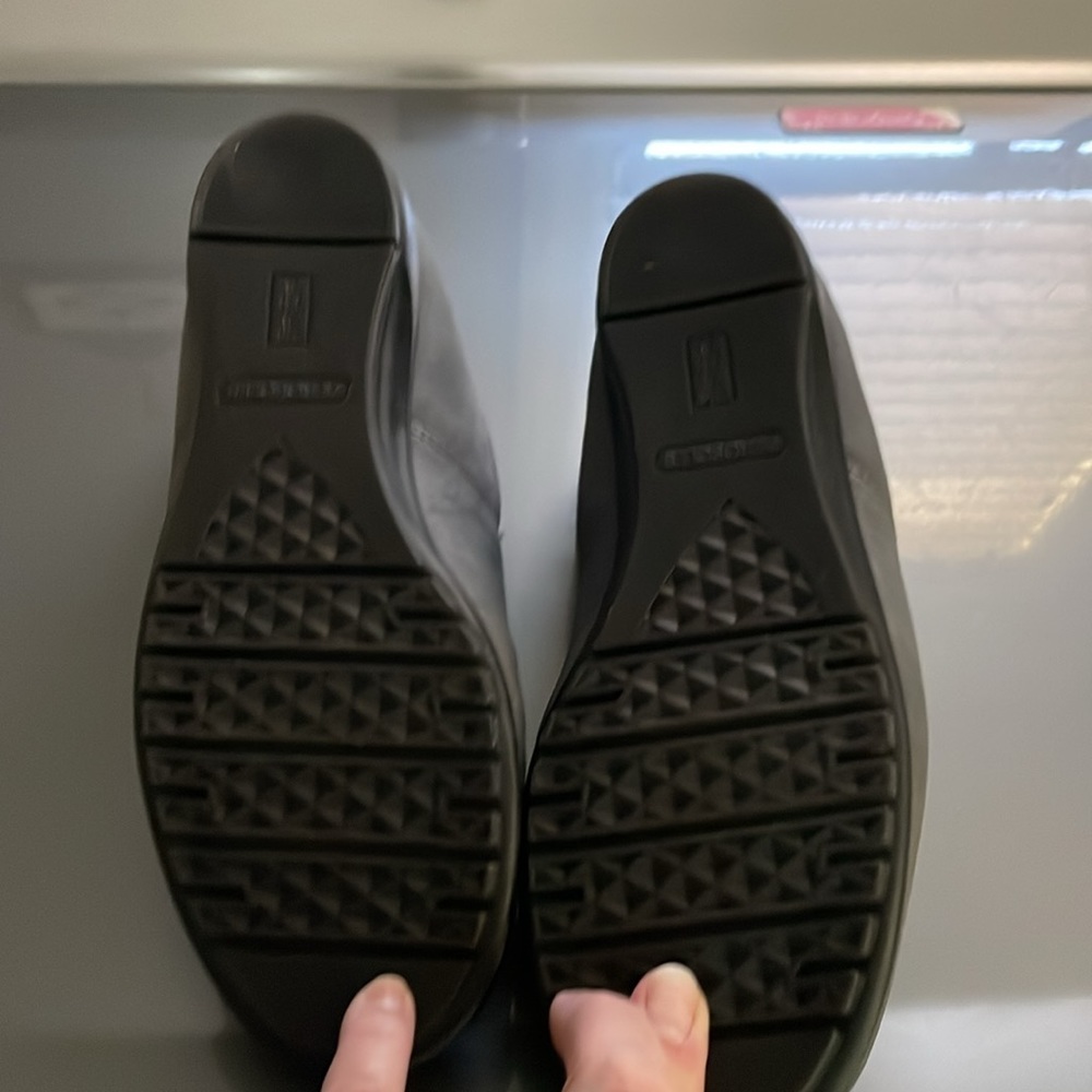 Grey suede Aerosoles size 8 - Picture 2 of 4